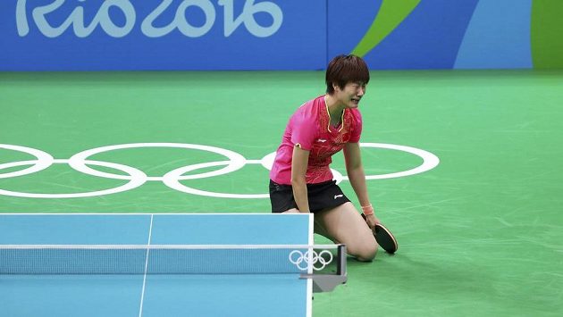 Ting Ning po proměněném mečbolu v olympijském finále. Ting Ning po proměněném mečbolu v olympijském finále.