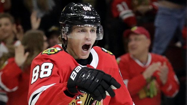 Patrick Kane z Chicaga při utkání s Minnesotou. Patrick Kane z Chicaga při utkání s Minnesotou.
