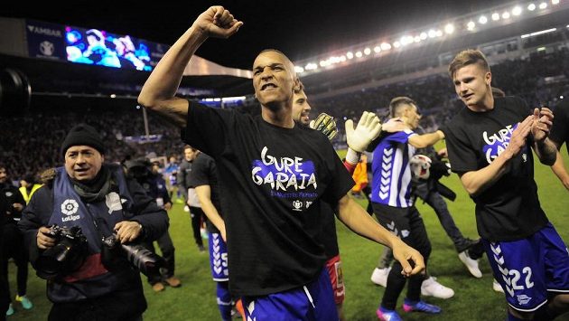 Fotbalisté Deportiva Alavés dosáhli středečním postupem do finále Španělského poháru jednoho z největších úspěchů v téměř stoleté historii klubu. Pořádně jej slavili i hráči Deyverson Silva a Carlos Vigaray (vpravo). Fotbalisté Deportiva Alavés dosáhli středečním postupem do finále Španělského poháru jednoho z největších úspěchů v téměř stoleté historii klubu. Pořádně jej slavili i hráči Deyverson Silva a Carlos Vigaray (vpravo).