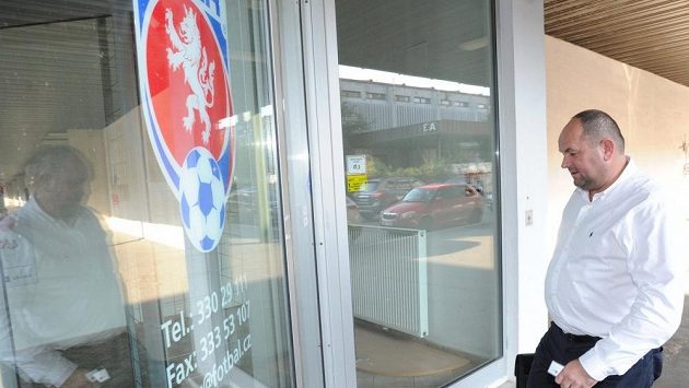 Šéf FAČR Miroslav Pelta přichází do sídla na pražském Strahově. Šéf FAČR Miroslav Pelta přichází do sídla na pražském Strahově.