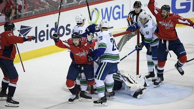 Jakub Vrána oslavuje svůj kuriózní gól do sítě Vancouveru. Capitals zvítězili 3:2. Jakub Vrána oslavuje svůj kuriózní gól do sítě Vancouveru. Capitals zvítězili 3:2.