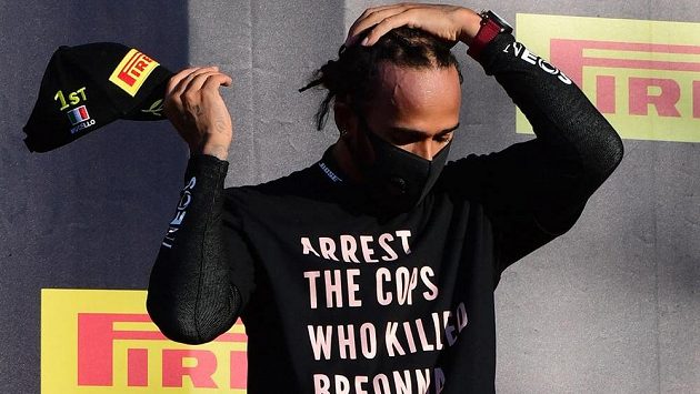 Bojovník proti rasismu má potíže. Šestinásobný mistr světa formule 1 Lewis Hamilton může mít problémy kvůli tričku s nápisem "Zavřete poldy, co zabili Breonnu Taylorovou". Bojovník proti rasismu má potíže. Šestinásobný mistr světa formule 1 Lewis Hamilton může mít problémy kvůli tričku s nápisem "Zavřete poldy, co zabili Breonnu Taylorovou".