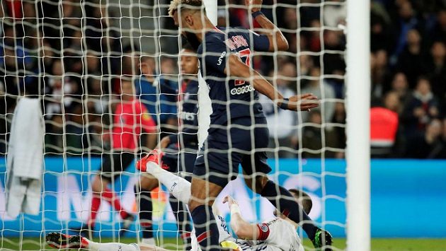 Nejhorší zakončení v historii fotbalu? Zahozená tutovka hráče PSG Choupo-Motinga na něj podle médií aspiruje. Nejhorší zakončení v historii fotbalu? Zahozená tutovka hráče PSG Choupo-Motinga na něj podle médií aspiruje.