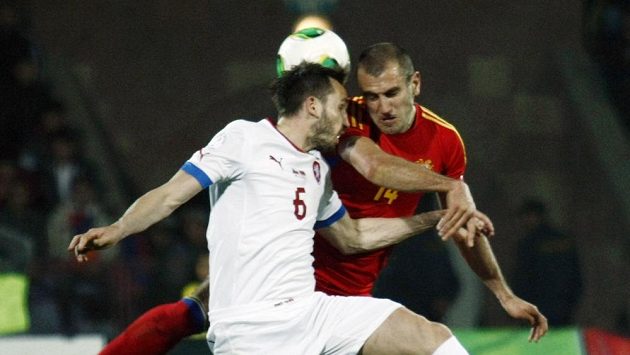 Tomáš Sivok (vlevo) v souboji s Arméncem Movsisyanem v kvalifikačním duelu v Jerevanu. Tomáš Sivok (vlevo) v souboji s Arméncem Movsisyanem v kvalifikačním duelu v Jerevanu.