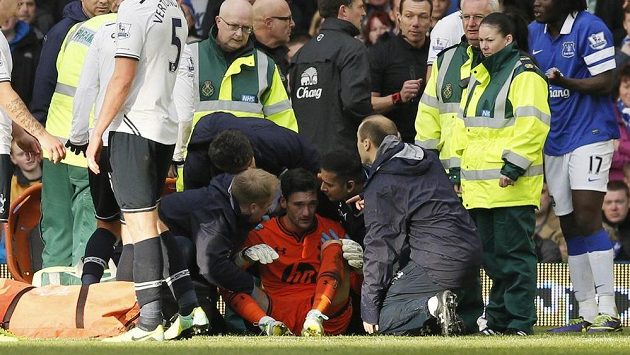 Brankář Tottenhamu Hugo Lloris (uprostřed) v péči lékařů. Brankář Tottenhamu Hugo Lloris (uprostřed) v péči lékařů.
