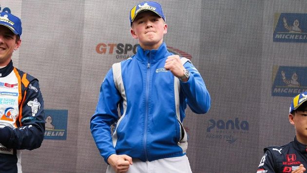 Billy Monger se raduje z vítězství. Billy Monger se raduje z vítězství.