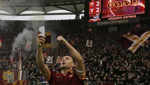 I v příští sezóně si může Francesco Totti dělat selfie s římskými tifosi. I v příští sezóně si může Francesco Totti dělat selfie s římskými tifosi.