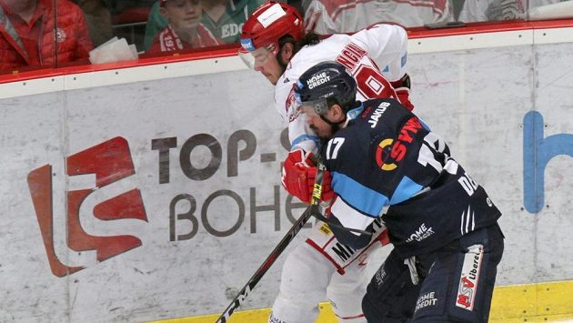 Třinecký hokejista David Cienciala a Lukáš Derner z Liberce v akci během finále extraligy. Třinecký hokejista David Cienciala a Lukáš Derner z Liberce v akci během finále extraligy.