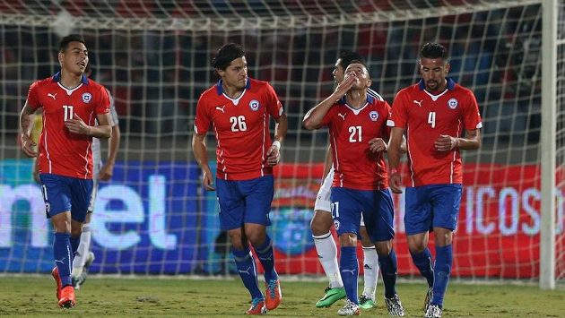 Marcelo Díaz (21) z Chile oslavuje svou branku v přátelském utkání s Egyptem. Marcelo Díaz (21) z Chile oslavuje svou branku v přátelském utkání s Egyptem.