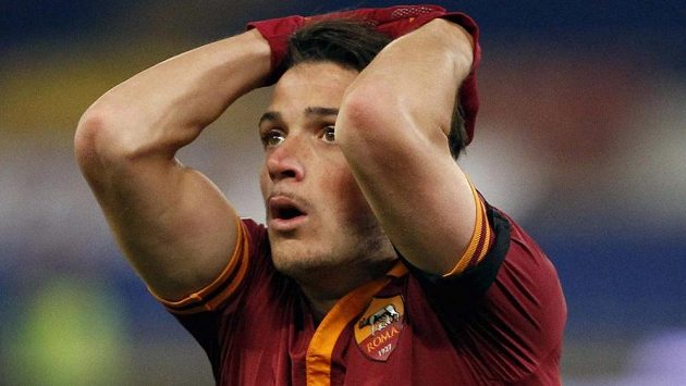 Zklamaný Alessandro Florenzi z AS Řím v utkání s Cagliari. Zklamaný Alessandro Florenzi z AS Řím v utkání s Cagliari.