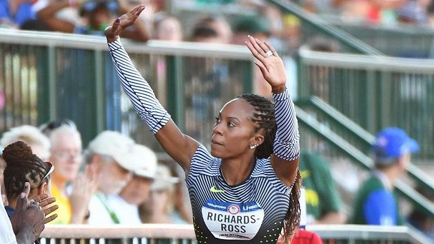 Sanya Richardsová-Rossová mává fanouškům během rozběhů v národní kvalifikaci na OH. Sanya Richardsová-Rossová mává fanouškům během rozběhů v národní kvalifikaci na OH.