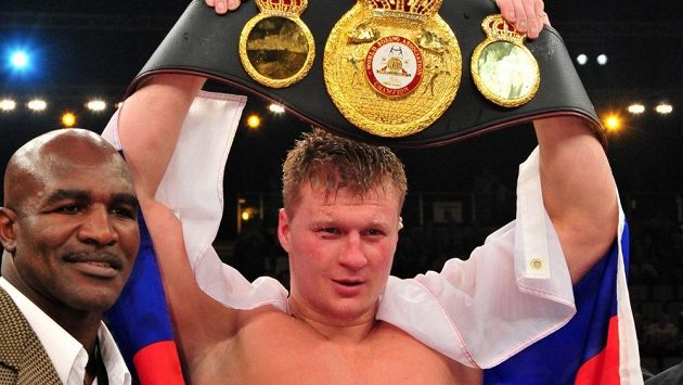 Alexandr Povětkin s pásem pro mistra světa organizace WBA. Vlevo boxerská legenda Evander Holyfield. Alexandr Povětkin s pásem pro mistra světa organizace WBA. Vlevo boxerská legenda Evander Holyfield.