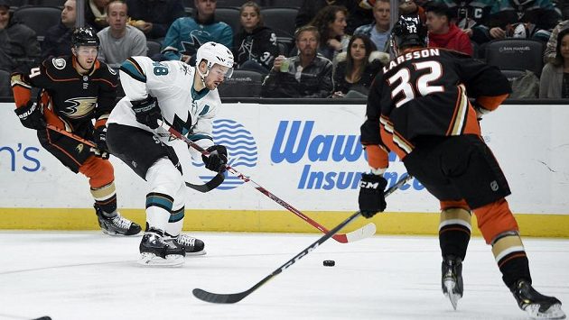Útočník San Jose Sharks Tomáš Hertl (48) mezi hráči Anaheimu Ducks Camem Fowlerem (4) a Jacobem Larssonem (32). Útočník San Jose Sharks Tomáš Hertl (48) mezi hráči Anaheimu Ducks Camem Fowlerem (4) a Jacobem Larssonem (32).
