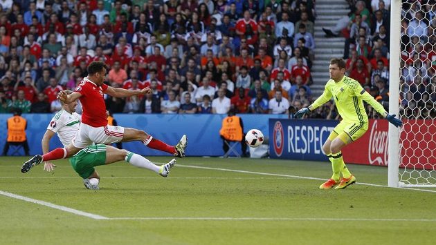 Severní Ir Gareth McAuley (vlevo) si střílí vlastní gól v zápase s Walesem. Severní Ir Gareth McAuley (vlevo) si střílí vlastní gól v zápase s Walesem.
