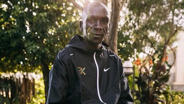 Olympijský vítěz a světový rekordman v maratonu Eliud Kipchoge. Olympijský vítěz a světový rekordman v maratonu Eliud Kipchoge.