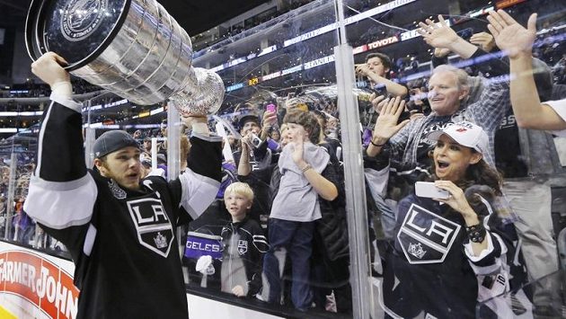 Kapitán Los Angeles Dustin Brown zdraví fanoušky se Stanley Cupem nad hlavou Kapitán Los Angeles Dustin Brown zdraví fanoušky se Stanley Cupem nad hlavou