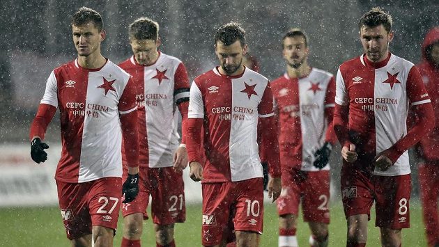 Zklamaní hráči Slavie po utkání v Jablonci (zleva) Tomáš Necid, Milan Škoda, Josef Hušbauer, Jakub Hromada a Jaromír Zmrhal. Zklamaní hráči Slavie po utkání v Jablonci (zleva) Tomáš Necid, Milan Škoda, Josef Hušbauer, Jakub Hromada a Jaromír Zmrhal.