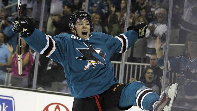 Útočník San Jose Tomáš Hertl oslavuje svou branku v utkání proti Phoenixu. Útočník San Jose Tomáš Hertl oslavuje svou branku v utkání proti Phoenixu.