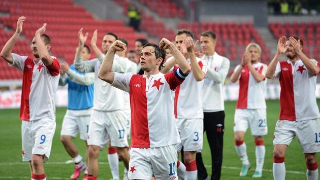Kapitán Karol Kisel a hráči Slavie děkují divákům po výhře nad Jabloncem. Kapitán Karol Kisel a hráči Slavie děkují divákům po výhře nad Jabloncem.