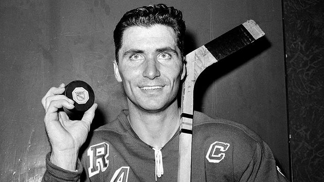 Slavný hokejista Andy Bathgate na archivním snímku v dresu Rangers z roku 1961. Slavný hokejista Andy Bathgate na archivním snímku v dresu Rangers z roku 1961.