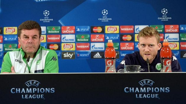 Kouč Wolfsburgu Dieter Hecking (vlevo) a André Schürrle na tiskové konferenci před utkáním LM s Manchesterem United. Kouč Wolfsburgu Dieter Hecking (vlevo) a André Schürrle na tiskové konferenci před utkáním LM s Manchesterem United.