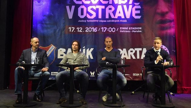 Na snímku (zleva) jednatel společnosti Sareza Jaroslav Kovář, Marek Jankulovski, Vratislav Lokvenc a Michal Otava na tiskové konferenci k exhibičnímu halovému utkání mezi legendami Baníku a Sparty. Na snímku (zleva) jednatel společnosti Sareza Jaroslav Kovář, Marek Jankulovski, Vratislav Lokvenc a Michal Otava na tiskové konferenci k exhibičnímu halovému utkání mezi legendami Baníku a Sparty.
