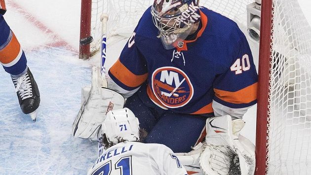 Centr Tampy Bay Anthony Cirelli překonává v prodloužení šestého utkání play off finále Východní konference brankáře Semjona Varlamova z New York Islanders a posílá svůj tým do finále Stanley Cupu. Centr Tampy Bay Anthony Cirelli překonává v prodloužení šestého utkání play off finále Východní konference brankáře Semjona Varlamova z New York Islanders a posílá svůj tým do finále Stanley Cupu.