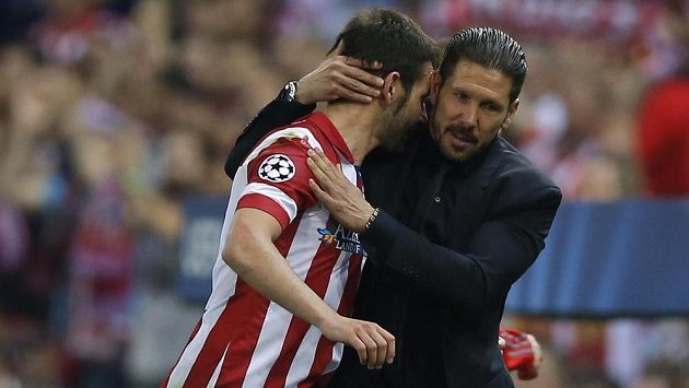 Trenér Atlétika Madrid Diego Simeone dokáže své hráče vždy pořádně vyhecovat - na snímku objímá útočníka Adriána Lópeze. Trenér Atlétika Madrid Diego Simeone dokáže své hráče vždy pořádně vyhecovat - na snímku objímá útočníka Adriána Lópeze.