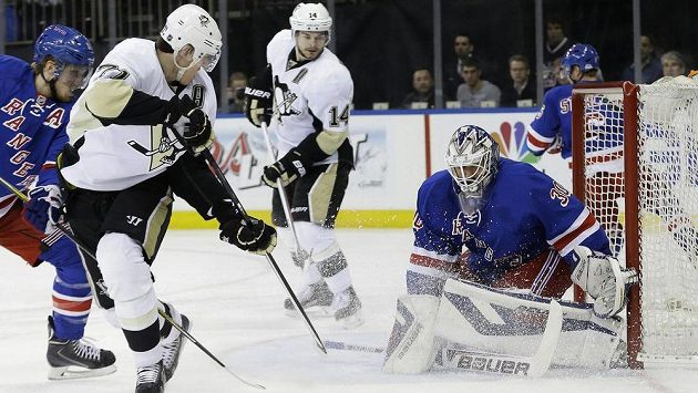 Útočník Pittsburghu Jevgenij Malkin (třetí zprava) překonává brankáře New Yorku Rangers Henrika Lundqvista střelou z otočky. Útočník Pittsburghu Jevgenij Malkin (třetí zprava) překonává brankáře New Yorku Rangers Henrika Lundqvista střelou z otočky.