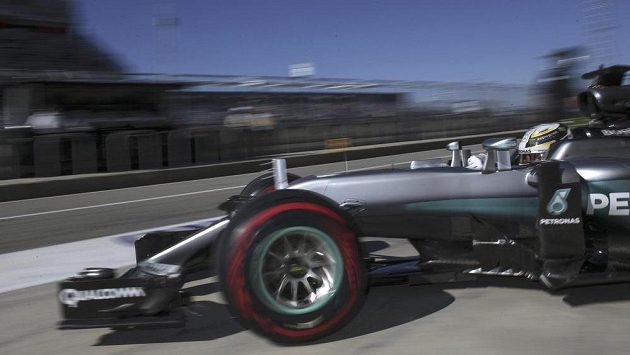 Lewis Hamilton vjíždí na trat v americkém Austinu. Lewis Hamilton vjíždí na trat v americkém Austinu.