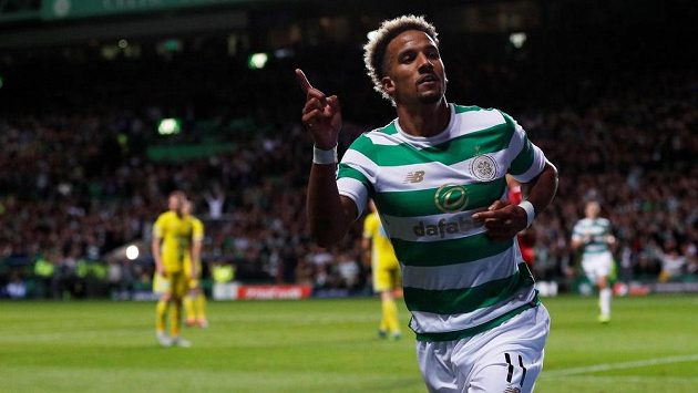Scott Sinclair oslavuje svůj první gól do sítě Astany. Scott Sinclair oslavuje svůj první gól do sítě Astany.