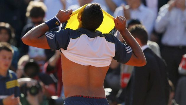 Jo-Wilfried Tsonga se raduje z vítězství nad Rogerem Federerem. Jo-Wilfried Tsonga se raduje z vítězství nad Rogerem Federerem.