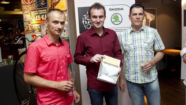 Autor knihy Příběhy Staré dámy Tomáš Macek (uprostřed) a cyklističtí kmotři díla: Jan Hruška (vlevo) a Tomáš Konečný. Oba Tour de France absolvovali. Autor knihy Příběhy Staré dámy Tomáš Macek (uprostřed) a cyklističtí kmotři díla: Jan Hruška (vlevo) a Tomáš Konečný. Oba Tour de France absolvovali.