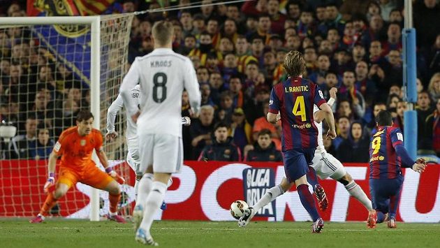 Luis Suárez (vpravo) střílí rozhodující gól v El Clásiku, brankář Realu Madrid Iker Casillas už nestačil zasáhnout. Luis Suárez (vpravo) střílí rozhodující gól v El Clásiku, brankář Realu Madrid Iker Casillas už nestačil zasáhnout.