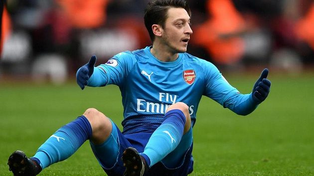 Záložník Arsenalu Mesut Özil stále váhá s prodloužením kontraktu v londýnském klubu, chce vydělávat větší peníze. Záložník Arsenalu Mesut Özil stále váhá s prodloužením kontraktu v londýnském klubu, chce vydělávat větší peníze.