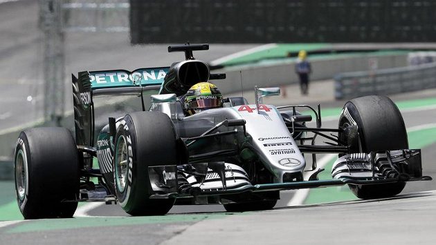Pilot Mercedesu Lewis Hamilton během tréninku v Brazílii. Pilot Mercedesu Lewis Hamilton během tréninku v Brazílii.