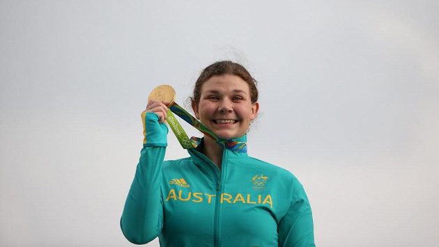 Australanka Catherine Skinnerová se zlatou medailí. Australanka Catherine Skinnerová se zlatou medailí.