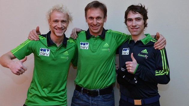 Skokan na lyžích Antonín Hájek (vpravo) spolu se svým kolegou Romanem Koudelkou (vlevo) a koučem reprezentace Davidem Jiroutkem. Skokan na lyžích Antonín Hájek (vpravo) spolu se svým kolegou Romanem Koudelkou (vlevo) a koučem reprezentace Davidem Jiroutkem.
