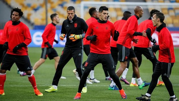 Fotbalisté Benfiky Lisabon na tréninku v Kyjevě. Fotbalisté Benfiky Lisabon na tréninku v Kyjevě.