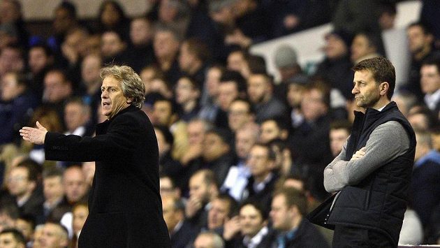 Jorge Jesus (vlevo) z Benfiky a jeho protějšek z Tottenhamu Tim Sherwood při utkání Evropské ligy. Jorge Jesus (vlevo) z Benfiky a jeho protějšek z Tottenhamu Tim Sherwood při utkání Evropské ligy.