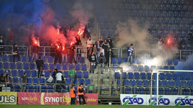 Fanoušci Slovácka v utkání s Olomoucí. Fanoušci Slovácka v utkání s Olomoucí.