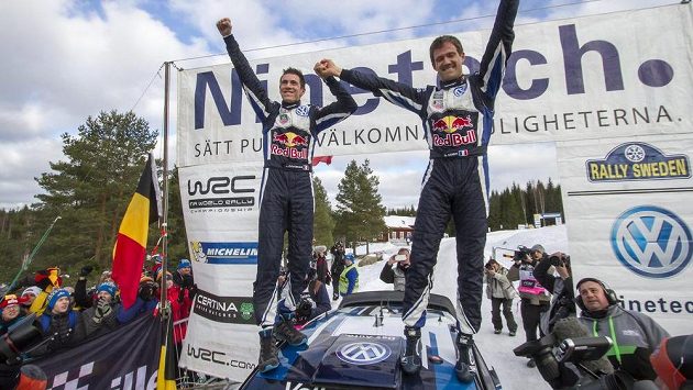 Sébastien Ogier a Julien Ingrassia slaví svůj triumf ve Švédské rallye. Sébastien Ogier a Julien Ingrassia slaví svůj triumf ve Švédské rallye.