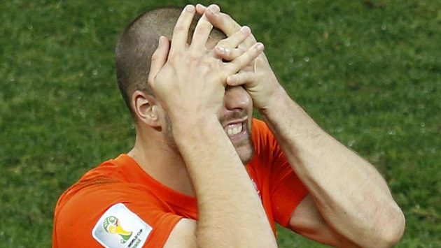 Zklamaný nizozemský obránce Ron Vlaar po své neproměněné penaltě v semifinálovém rozstřelu s Argentinou. Zklamaný nizozemský obránce Ron Vlaar po své neproměněné penaltě v semifinálovém rozstřelu s Argentinou.
