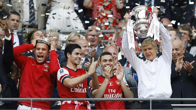 Wenger si užíval vítězství v Anglickém poháru. Hráči ho dokonce i vykoupali v pivě. Wenger si užíval vítězství v Anglickém poháru. Hráči ho dokonce i vykoupali v pivě.