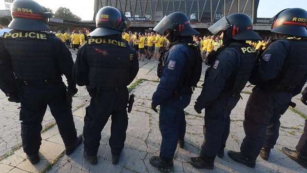 Na snímku jsou opavští fanoušci pod dohledem policie po příjezdu na vítkovické nádraží. Na snímku jsou opavští fanoušci pod dohledem policie po příjezdu na vítkovické nádraží.