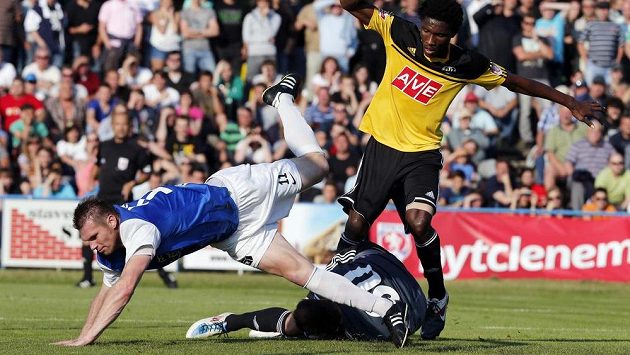 Momentka z duelu Táborsko - České Budějovice. Na snímku zleva Zdeňek Křížek, Miloslav Strnad a Simon Deli. Momentka z duelu Táborsko - České Budějovice. Na snímku zleva Zdeňek Křížek, Miloslav Strnad a Simon Deli.