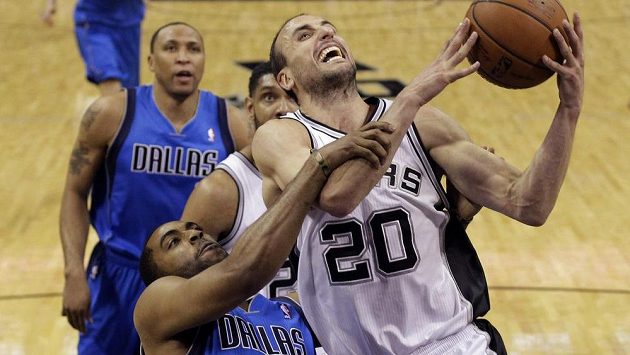 Argentinec Manu Ginobili (20) ze San Antonia Spurs je faulovaný Waynem Ellingtonem z Dallasu Mavericks. Argentinec Manu Ginobili (20) ze San Antonia Spurs je faulovaný Waynem Ellingtonem z Dallasu Mavericks.