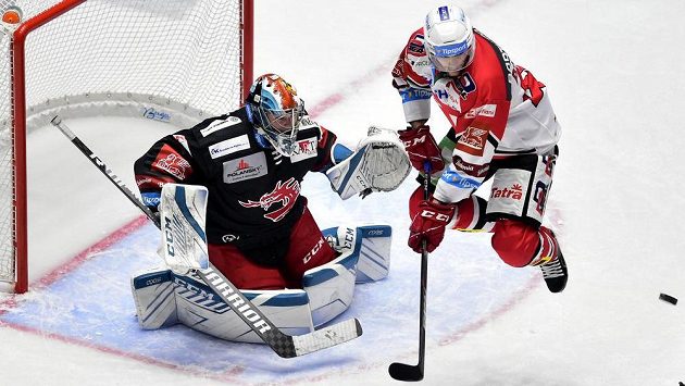 Brankář Třince Josef Kořenář a Patrik Poulíček z Pardubic. Brankář Třince Josef Kořenář a Patrik Poulíček z Pardubic.