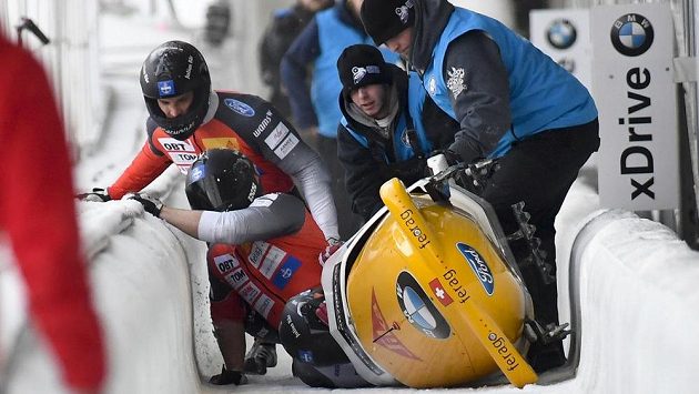 Jedna z kolizí v Lake Placid. Nástrahy tratě nezvládl Švýcar Michael Voght. Jedna z kolizí v Lake Placid. Nástrahy tratě nezvládl Švýcar Michael Voght.