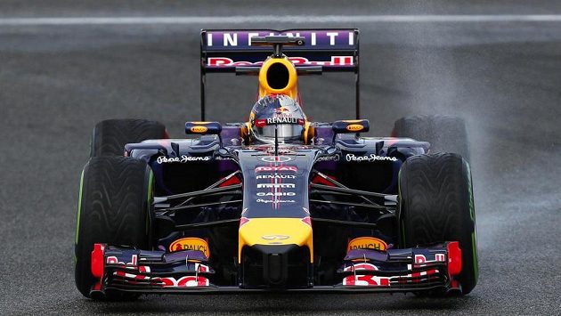 Sebastian Vettel s vozem Red Bull při testech v Jerezu. Sebastian Vettel s vozem Red Bull při testech v Jerezu.
